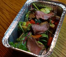 Салат с ростбифом, творожным сыром и овощами