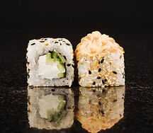 Тартар из лосося с соусом спайси
