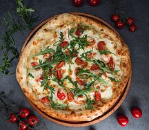 Пицца с креветками и рукколой
