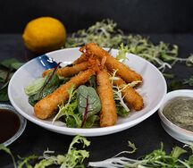 Креветки фри с двумя соусами