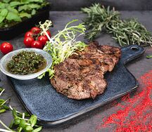 Стейк из свинины с соусом чимичурри