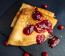 Овсяные блинчики с клюквенным джемом