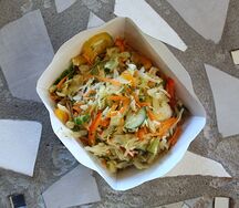 Салат из свежей капусты с овощами и лимонным соком