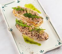 Брускетта с тунцом, каперсами, оливками и красным луком