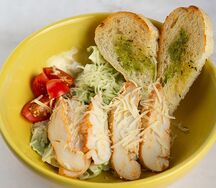 Салат Цезарь с курицей