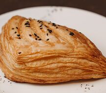 Треугольник с сыром и оливками