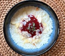 Рисовая каша с малиной и лепестками миндаля