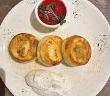 Сырники со сметаной и малиновым конфитюром