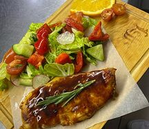 Стейк из куриного филе на гриле с овощным миксом