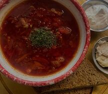 Борщ с чесночной пампушкой