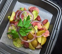 Теплый салат с бюргерскими колбасками