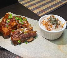 Ребра BBQ в азиатском стиле с рисом