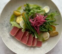 Микс салатов с киноа и цыпленком