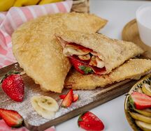 Чебурек с бананом и клубникой