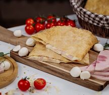 Чебурек с сыром и ветчиной