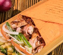 Шаурма куриная в сырном лаваше