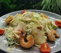 Салат Цезарь с креветками