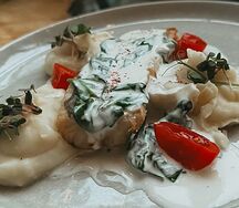 Филе судака с картофельным пюре и соусом из шпината