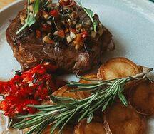 Стейк из свиной шейки с домашним лечо и печеным картофелем