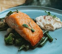 Стейк из лосося со стручковой фасолью, брокколи и муссом из пармезана