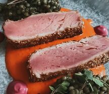 Филе тунца с соусом из печеного перца