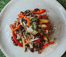Салат с говядиной и фасолью