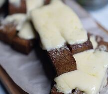 Чесночные гренки с сыром
