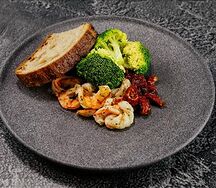 Креветки, вяленые томаты, брокколи