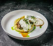 Говяжьи щечки с картофельным пюре и муссом из пармезана
