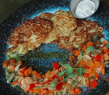 Картофельные драники с овощами
