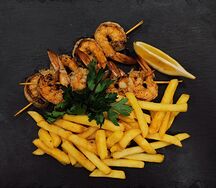 Шашлычок из креветок с картофелем фри