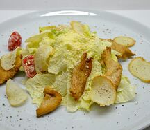 Салат Цезарь с курицей