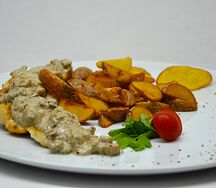 Куриное филе в сливочно-грибном соусе с картофелем по-деревенски 