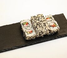 Ролл Калифорния с кунжутом