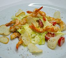 Салат Цезарь с креветками
