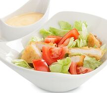 Салат овощной с наггетсами