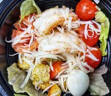 Салат Цезарь с креветкой и лососем