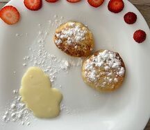 Сырники со свежими ягодами и сметаной 