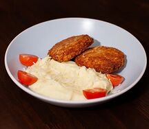 Куриные биточки с картофельным пюре 