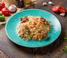 Плов с овощным салатом