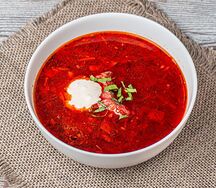 Борщ с говядиной сметаной и зеленью