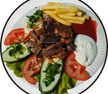 Донар кебаб с овощами и картофелем фри на тарелке