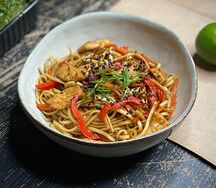 Удон с курицей в соусе терияки