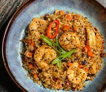 Жареный рис с креветками