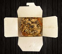 Удон с овощами, курицей и соусом