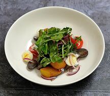 Салат с анчоусами и перепелиным яйцом