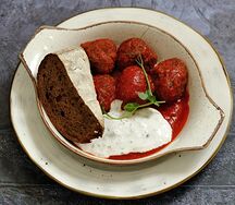 Мясные тефтели с кабачком и пряной сметаной