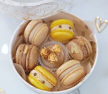 Подарочная коробка макарон и моти