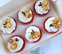 Капкейки с декором из попкорна и криспи