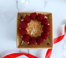 Бенто-торт Наполеон с малиновым венком (жевательный мармелад)